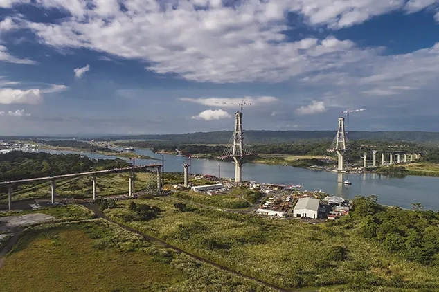 Les voussoirs du pont à haubans sont construits de manière symétrique par rapport à chacun des pylônes, afin d’éviter le déséquilibre des charges. Les voussoirs du pont à haubans sont construits de manière symétrique par rapport à chacun des pylônes, afin d’éviter le déséquilibre des charges.