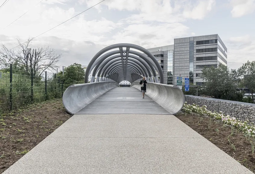 Le débord de l’emprise de la passerelle de part et d’autre du franchissement sécurise les usagers.