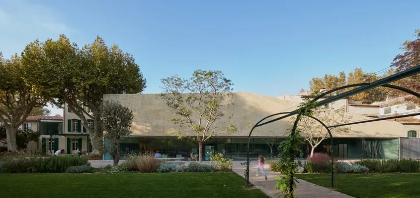 Au rez-de-chaussée de la partie contemporaine, se caractérise une bande vitrée continue de 33 m de long, qui ouvre généreusement l’espace jeunesse sur le parc. Au rez-de-chaussée de la partie contemporaine, se caractérise une bande vitrée continue de 33 m de long, qui ouvre généreusement l’espace jeunesse sur le parc.