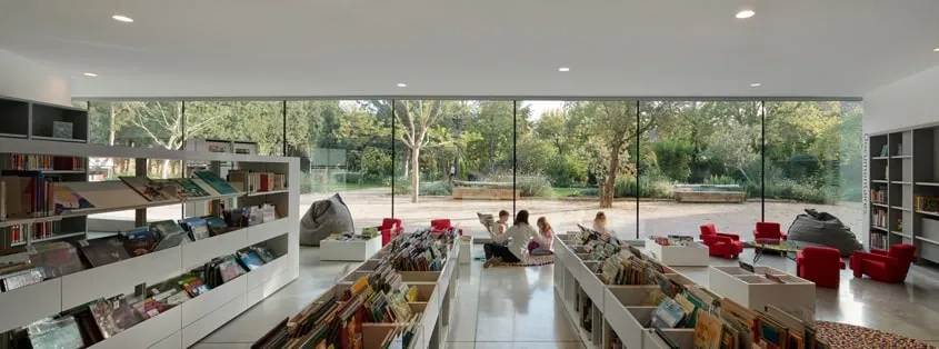 Collection et espace de lecture enfants au rez-de-chaussée de l’extension. Collection et espace de lecture enfants au rez-de-chaussée de l’extension.