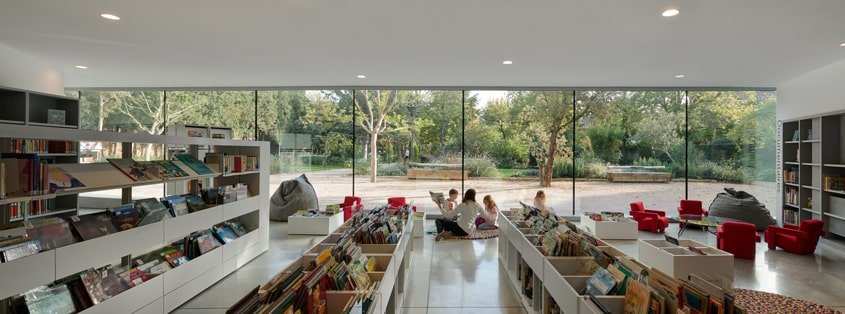 Collection et espace de lecture enfants au rez-de-chaussée de l’extension. 