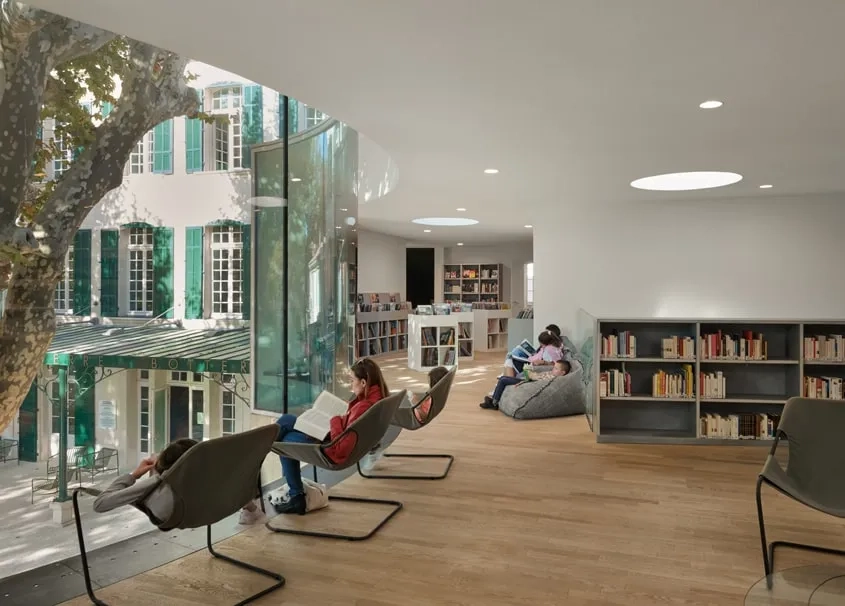 Fluidité spatiale et diversité des ambiances. Dans le prolongement des collections adultes et adolescents (R+1), l’espace des bandes dessinées assure le lien avec la villa. Fluidité spatiale et diversité des ambiances. Dans le prolongement des collections adultes et adolescents (R+1), l’espace des bandes dessinées assure le lien avec la villa.