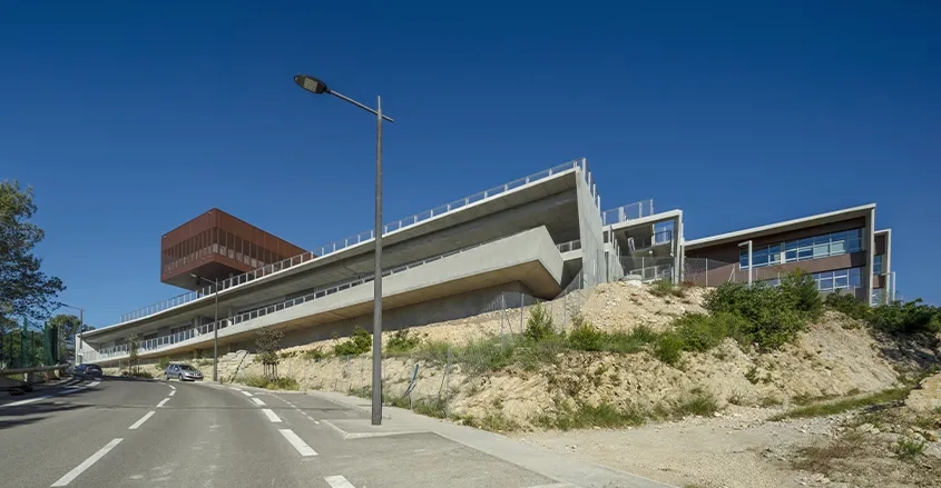 Avec son dernier niveau traité en porte-à-faux, le bâtiment crée un signal fort dans le paysage et affiche son caractère d’équipement emblématique.