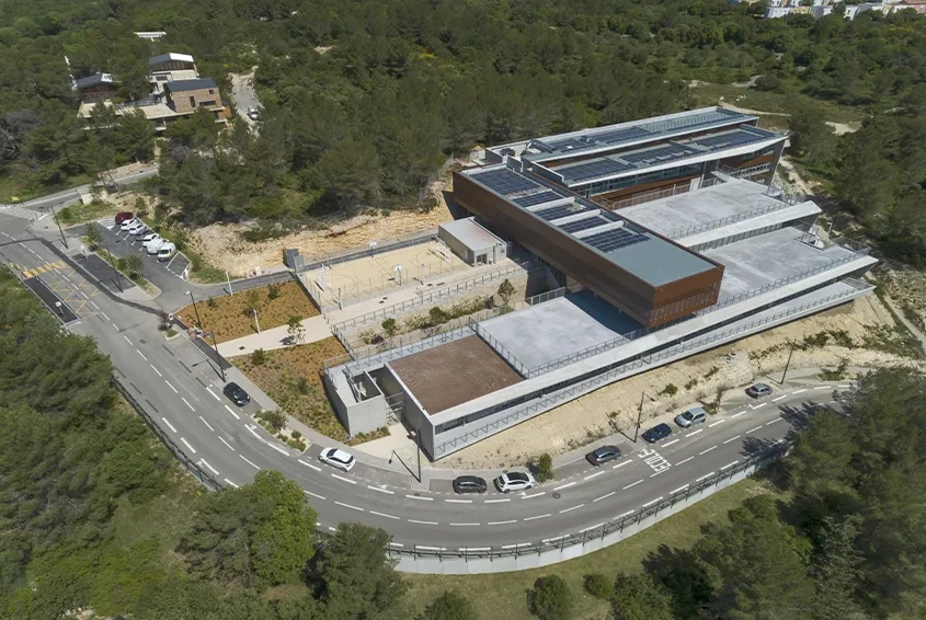 Le bâtiment s’implante dans la topographie et s’organise comme si trois rez-de-chaussée avaient été empilés pour profiter à chaque niveau d'un prolongement extérieur.