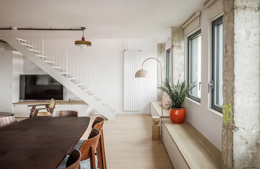 Pour optimiser espace et fonctionnalité, les appartements partagés intègrent du mobilier sur mesure.