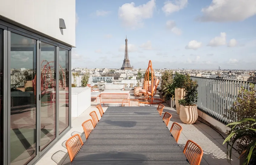 Au R+13, les locataires du coliving profitent d’une toiture-terrasse aménagée avec vue sur les toits de Paris.