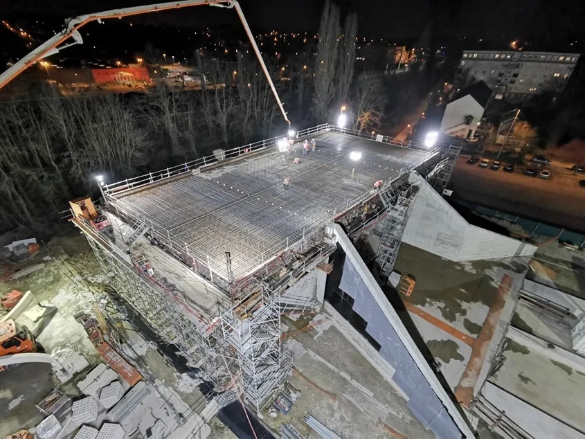 L’un des moments forts du chantier s’est tenu, par chance, dans la nuit du 13 au 14 mars 2020, soit deux jours avant le premier confinement ! Il s’agit du coulage de la traverse supérieure du pont, lors duquel 700 m3 de béton ont été coulés en continu par pompage, entre 20 h et 8 h du matin.