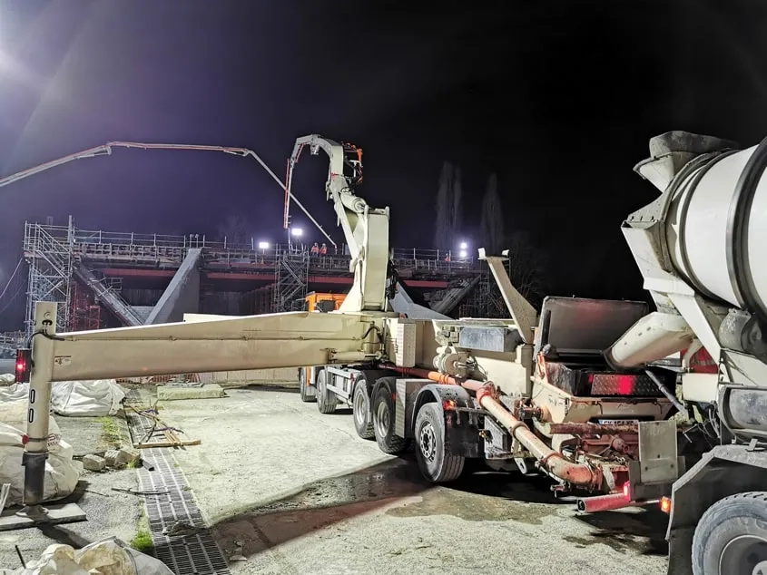 Le coulage de nuit de la traverse supérieure du pont-rail a nécessité l’utilisation simultanée de deux camions pompes, de deux centrales à béton d’Eqiom, et mobilisé près de 50 personnes.