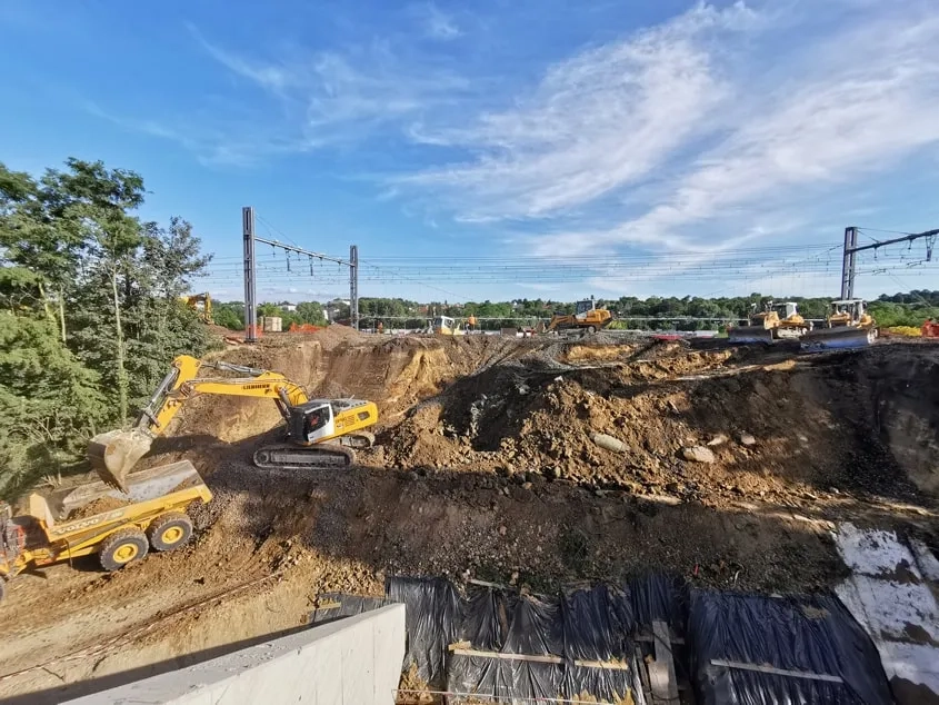 L’une des premières actions de l’opération coup de poing (OCP) a consisté à créer dans le remblai ferroviaire la brèche nécessaire à l’insertion du pont-rail. 13 000 m3 de terre ont ainsi été déblayés en 24 heures.