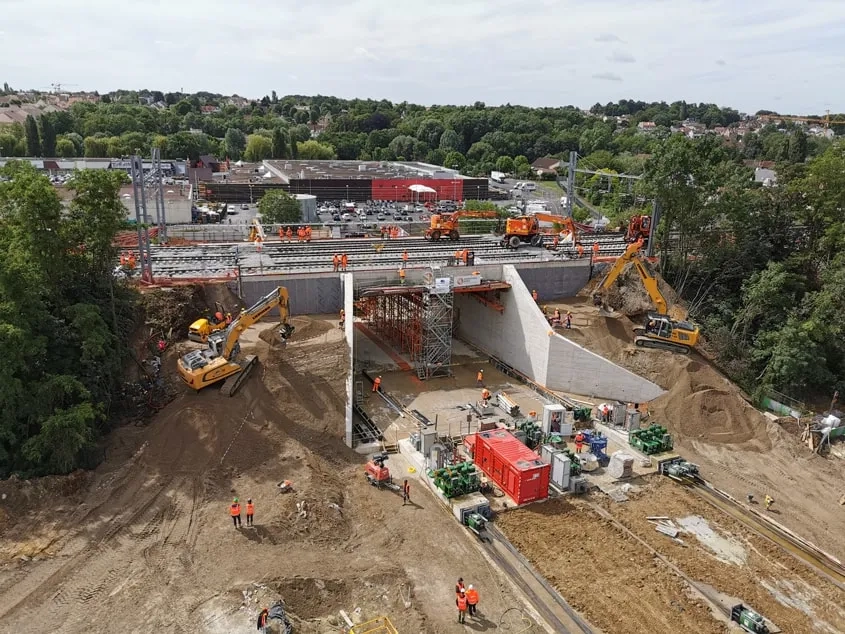 Une fois le pont-rail dans sa position définitive, la plateforme ferroviaire, déjà préchargée sur l’ouvrage (ballast et panneaux de voies), a été raccordée aux plateformes en attente de part et d’autre de la brèche. Parallèlement, les derniers remblaiements latéraux ont été effectués. Finalement, l’OCP s’est achevée avec une heure d’avance sur le planning !
