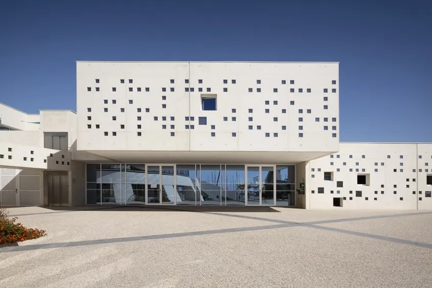 Le porte-à-faux sur le parvis signale l’entrée de l’École de mer.