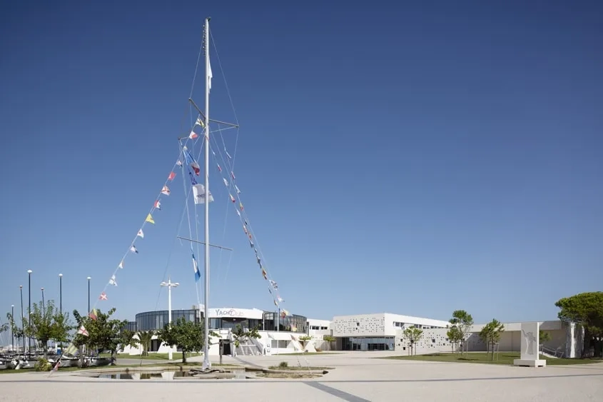 L’École de mer s’ouvre sur le parvis Jean Balladur qui dessert la capitainerie, le club-house et le yacht-club.