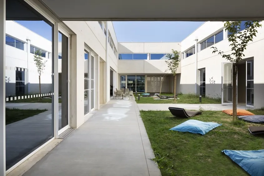 Le jardin intérieur offre aux stagiaires un espace de convivialité et de détente au cœur de l’École de mer. Il sert également de régulateur thermique en été.