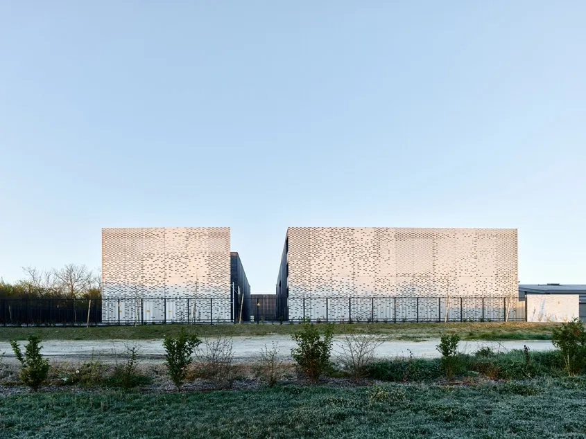 L’enveloppe de l’ouvrage est réalisée avec des panneaux préfabriqués blancs en béton fibré à ultra haute performance.