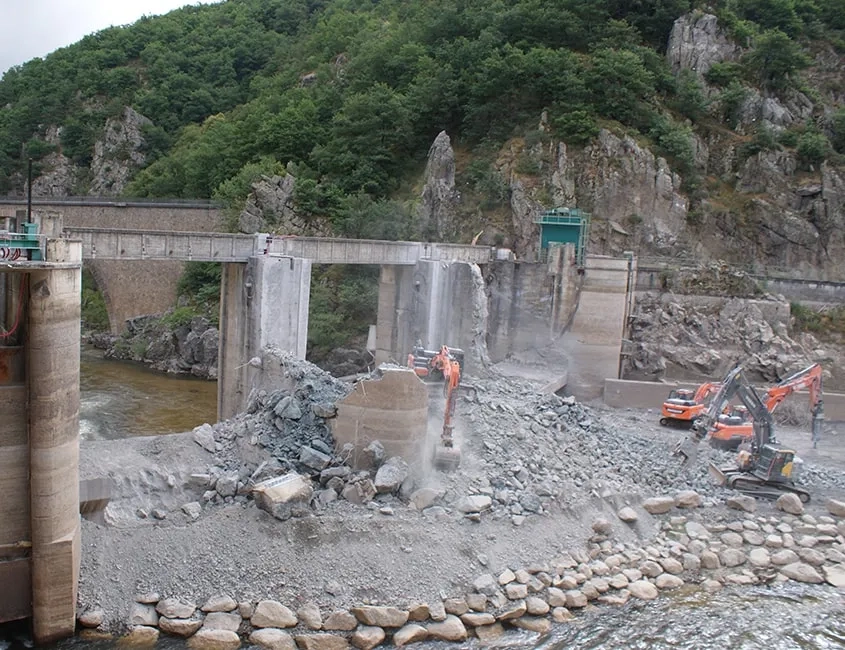 100 % du béton de la déconstruction sera transformé en granulats et réutilisé dans la future voie d’accès. Vue de la déconstruction du barrage de Poutès
