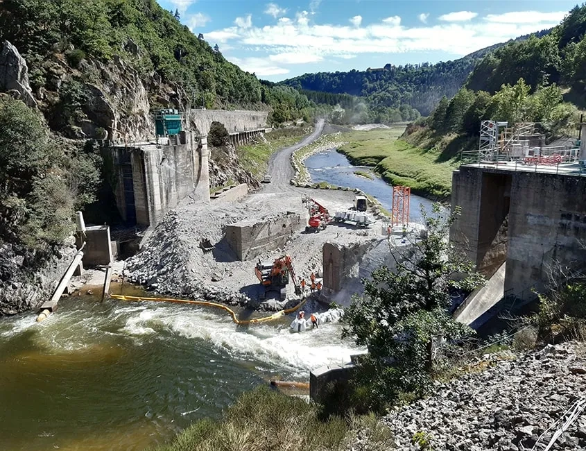 Les travaux de Génie Civil ont commencé par l’arasement des deux piles et du seuil. Vue de l'arasement des deux piles et du seuil lors de la déconstruction