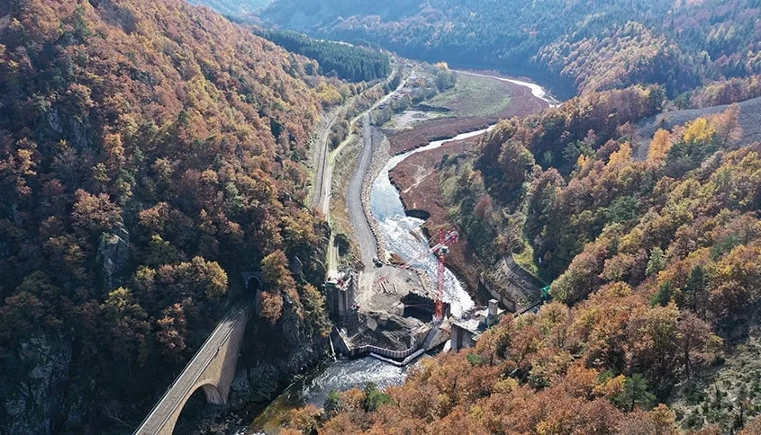 Vue aérienne du chantier sur le barrage de Poutès, dans le Haut-Allier. Vue aérienne du chantier sur le barrage de Poutès