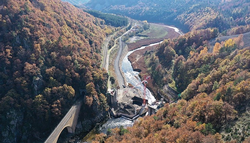 Vue aérienne du chantier sur le barrage de Poutès
