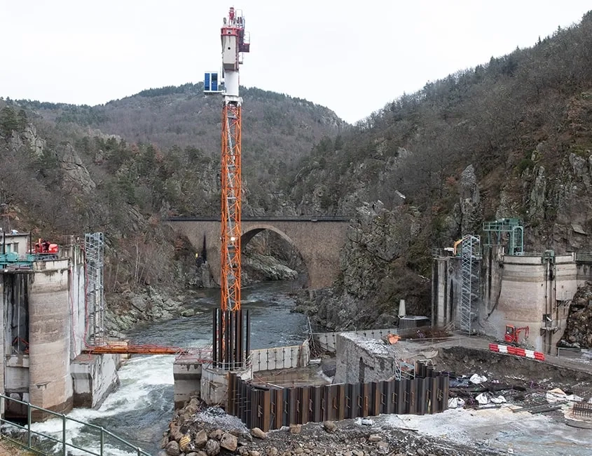 Vue prise de l’amont après la réalisation des batardeaux. Vue prise de l’amont du barrage après la réalisation des batardeaux