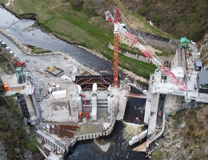 L’ouvrage en béton qui descend à droite est le nouvel exutoire de dévalaison situé en aval du barrage. Vue, à droite, du nouvel exutoire de dévalaison situé en aval du barrage