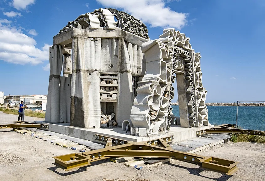 Au cœur du village de récifs artificiels, le module central mesure 6,50 m de haut sur une base de 48 m².