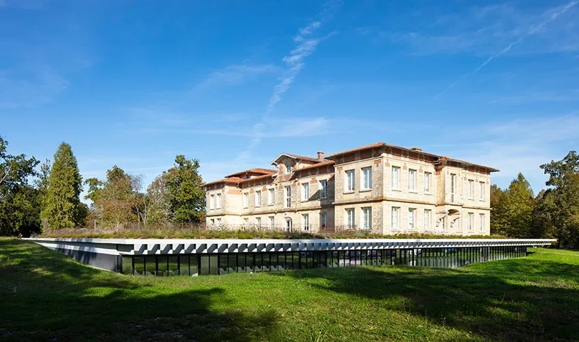 L’extension forme un socle semi-enterré qui met en valeur le château Lafon.