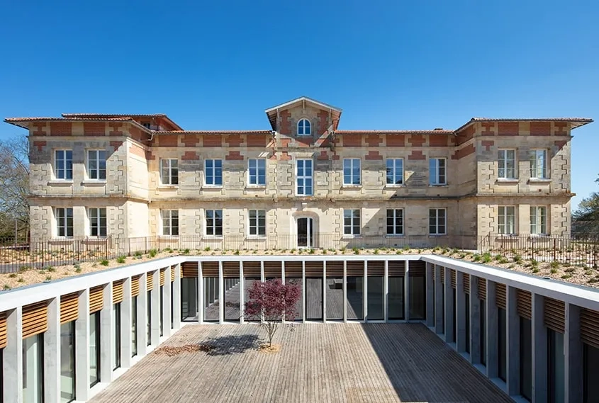 Organisée autour d’un large patio, l’extension bénéficie d’un bel apport de lumière naturelle, en toute discrétion.