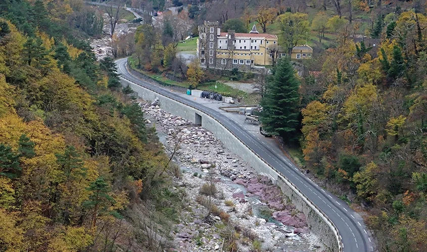 La route est désormais protégée et contenue par de nouveaux soutènements en béton : un mur poids et un ouvrage hydraulique préfabriqué.