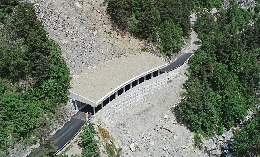 Paravalanche RD 91. La galerie paravalanche combine des éléments préfabriqués et du béton coulé en place.