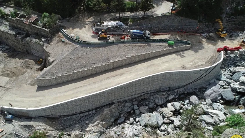 RD 91. Reconstruction des lacets du lac des Mesches avec des murs en remblais renforcés en RediRock® pour garantir une esthétique soignée.