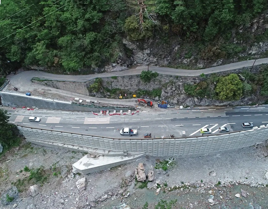 RD 6204. Réalisation d’une paroi AD/OC® et d’une paroi clouée en béton projeté pour la brèche 18b.