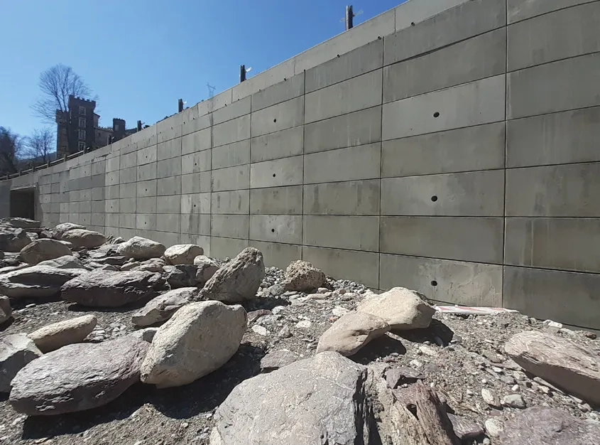 Mur poids en écailles préfabriquées pour la brèche n° 19.