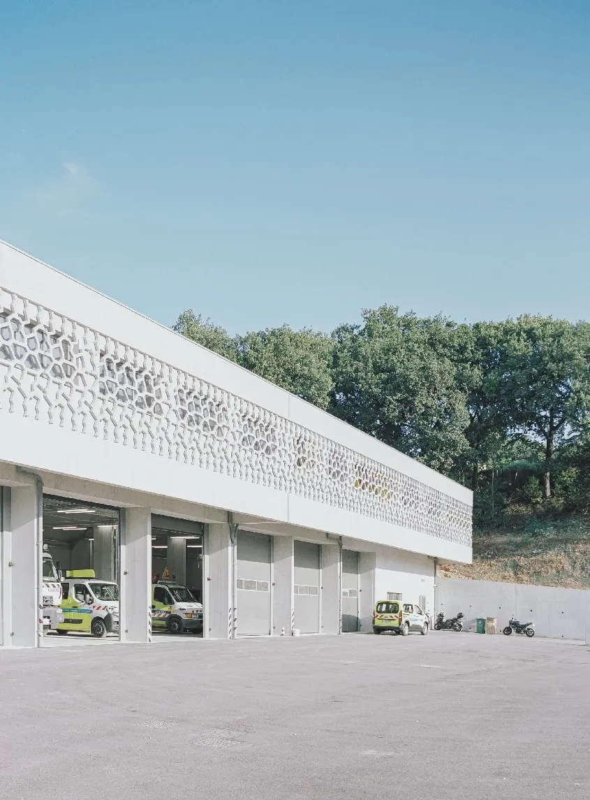 Ce projet est imaginé comme une infrastructure de soutènement dialoguant avec les talus, le paysage et l’espace boisé mitoyen. Ce projet est imaginé comme une infrastructure de soutènement dialoguant avec les talus, le paysage et l’espace boisé mitoyen.