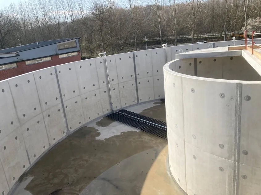 Les voiles des bassins ont été réalisés à l’aide d’un outil coffrant circulaire fabriqué sur mesure. Les rayons de courbure de chacun des bassins étant différents, le coffrage était réglé pour épouser précisément les courbes.