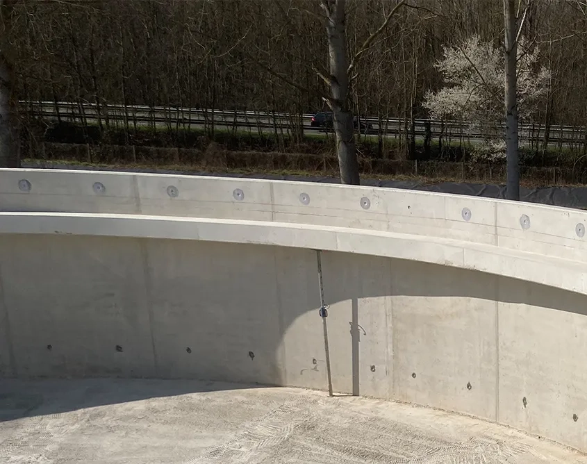 Les radiers de chaque bassin ont été coulés en une fois. Ils sont fondés sur des pieux en béton de grande capacité portante, réalisés selon la technique du refoulement de type INSER © Les radiers de chaque bassin ont été coulés en une fois. Ils sont fondés sur des pieux en béton de grande capacité portante, réalisés selon la technique du refoulement de type INSER ©