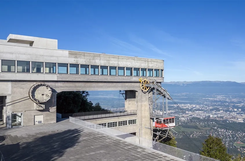 La toiture-terrasse de la salle d’exposition contribue à enrichir les points de vue sur l’environnement.