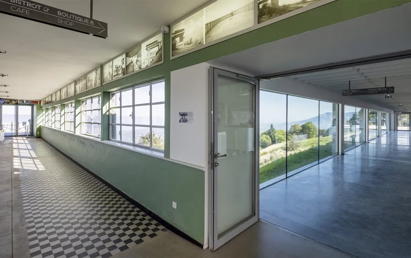 Entièrement restaurée et agrandie, la galerie d’arrivée s’ouvre latéralement sur le nouvel espace d’exposition et directement vers la nature.