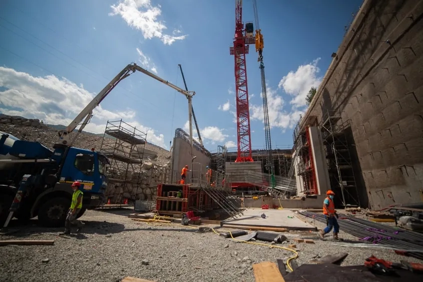 Le chantier de construction de la tranchée couverte (au centre) est réalisé à l’abri d’une paroi berlinoise (à droite).