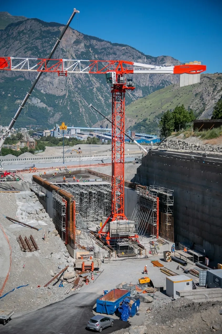 Les traverses supérieures de la tranchée couverte sont coulées en place à partir de tours d’étaiement.
