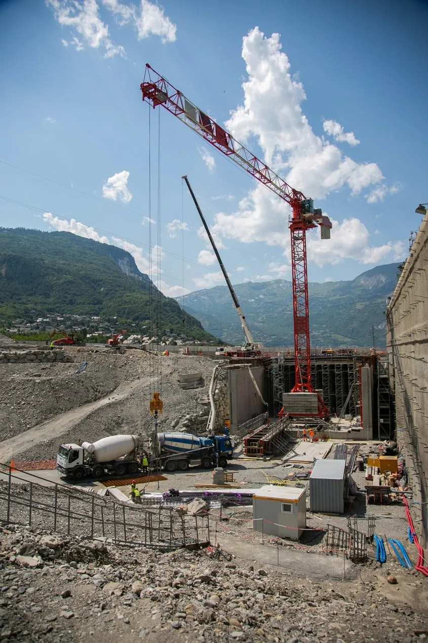 Les 9 000 m3 des bétons de structure sont coulés en place. Le chantier dispose d’une centrale à béton principale située à Saint-Jean-de-Maurienne et d’une centrale de secours à Saint-Julien-Montdenis.