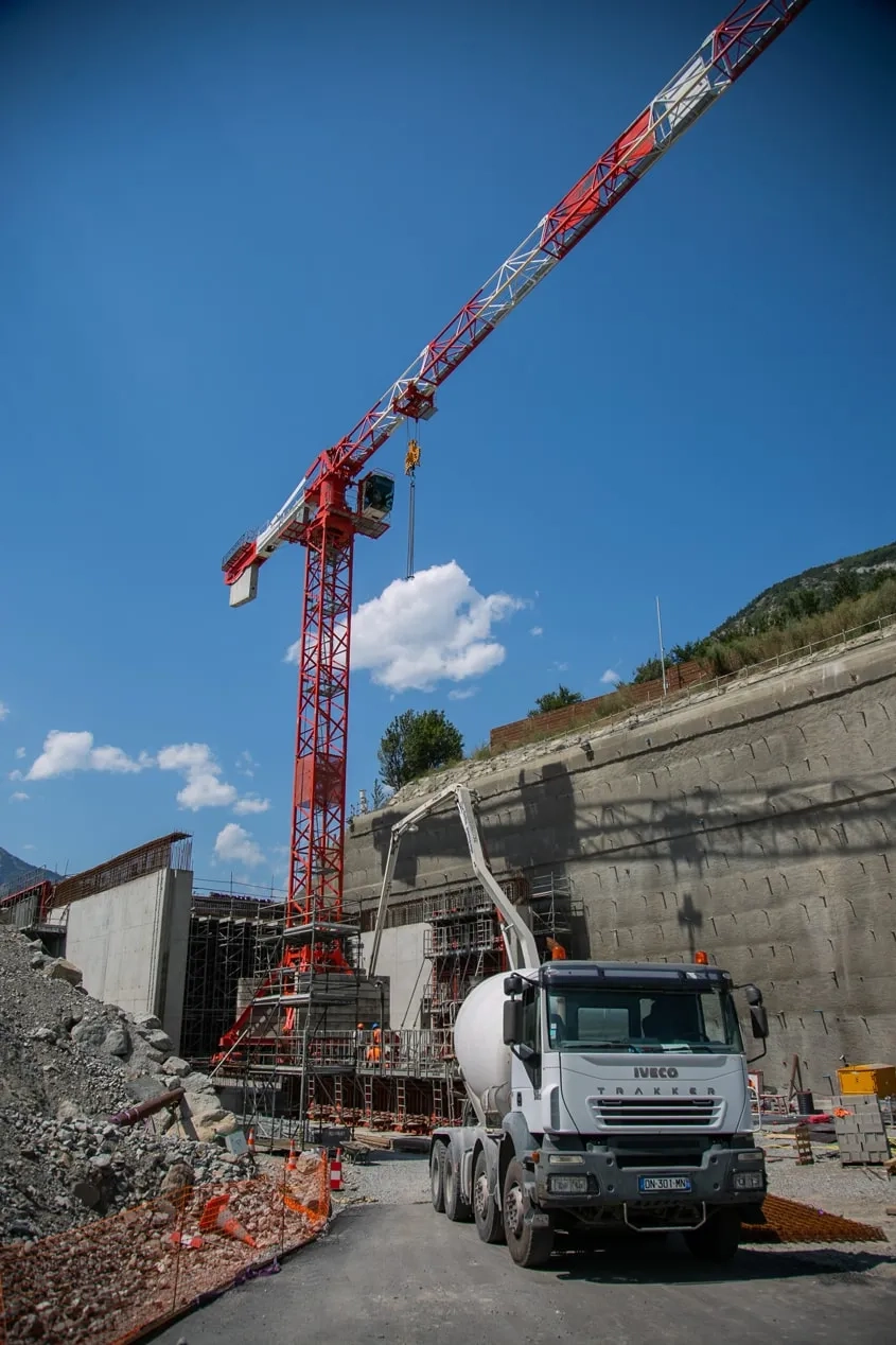Pour contourner les difficultés d’accès, le béton est coulé par l’intermédiaire d’un camion-toupie équipé d’une pompe.