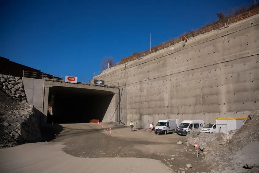La tranchée couverte dégage une section libre de 18 m de large et 9 m de haut, dimensionnée pour accueillir deux voies ferrées à grande vitesse et tous les équipements du tunnel.