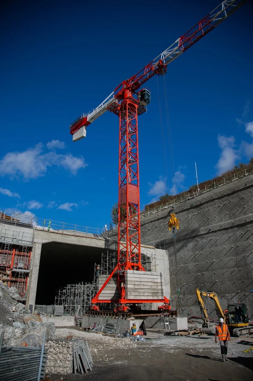 Pour résister à un éventuel incendie dans le tunnel, le béton armé de la tranchée couverte ne dispose pas de protection au feu rapportée, mais d’une formulation spécifique : celle-ci intègre des fibres synthétiques en polypropylène qui, en fondant sous l’effet de la chaleur, libèrent des canaux connectés à l’intérieur du béton laissant la vapeur d’eau s’échapper, ce qui permet de maîtriser les risques de fissuration et d’écaillage du béton.
