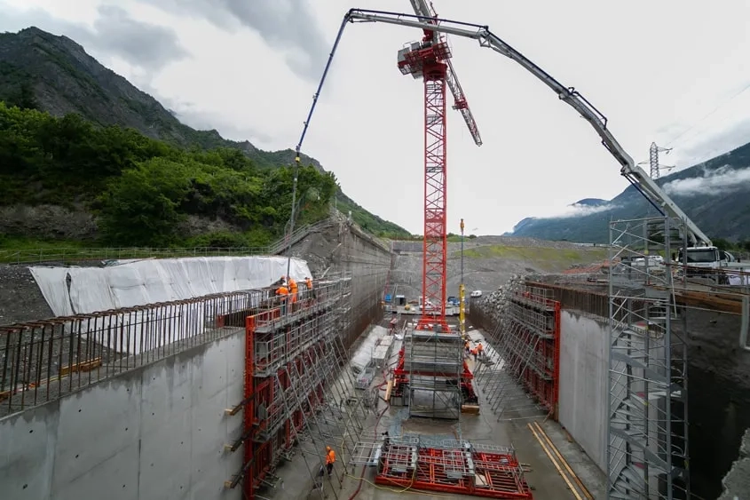 Coulage en cours de l’un des voiles latéraux de la tranchée couverte, dont l’épaisseur atteint 1 m.