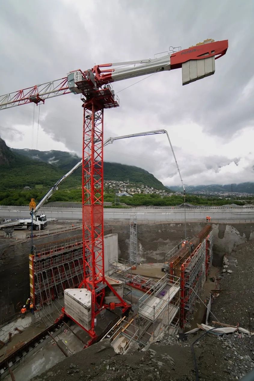 Le déploiement du bras de distribution articulé de la pompe à béton permet d’atteindre tous les points de coulage du chantier, même les plus difficilement accessibles, comme ici lors de la construction d’un voile latéral de l’ouvrage cadre.