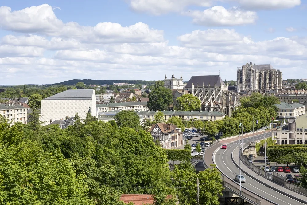 Depuis le plateau sud, le théâtre s’affiche comme le troisième monument de grande hauteur dans la ville.