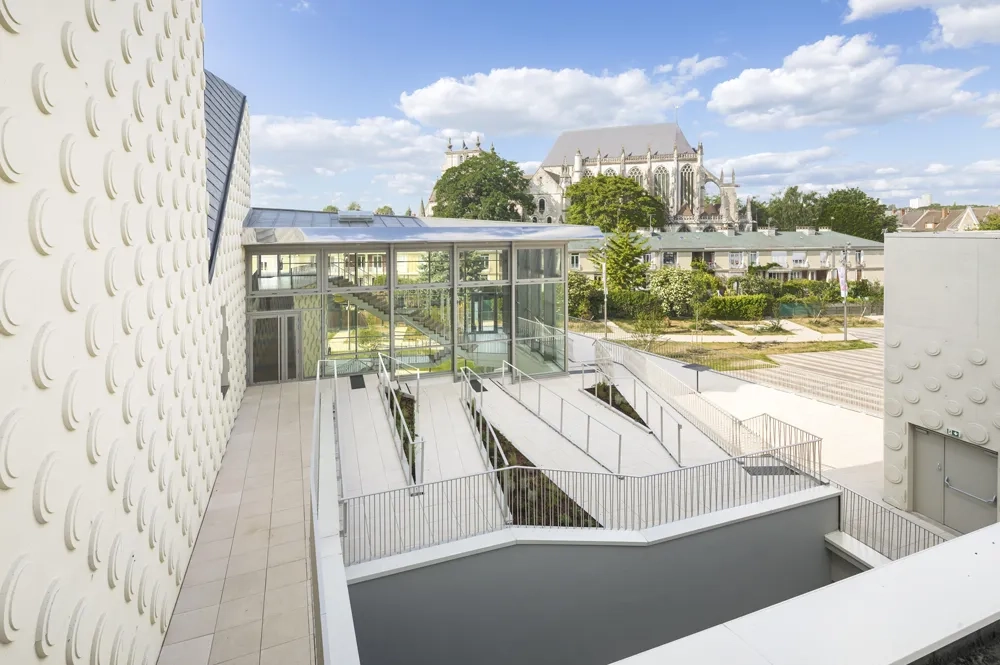 Une rampe déambulatoire permet de rejoindre une vaste terrasse, lieu de rassemblement durant les entractes.