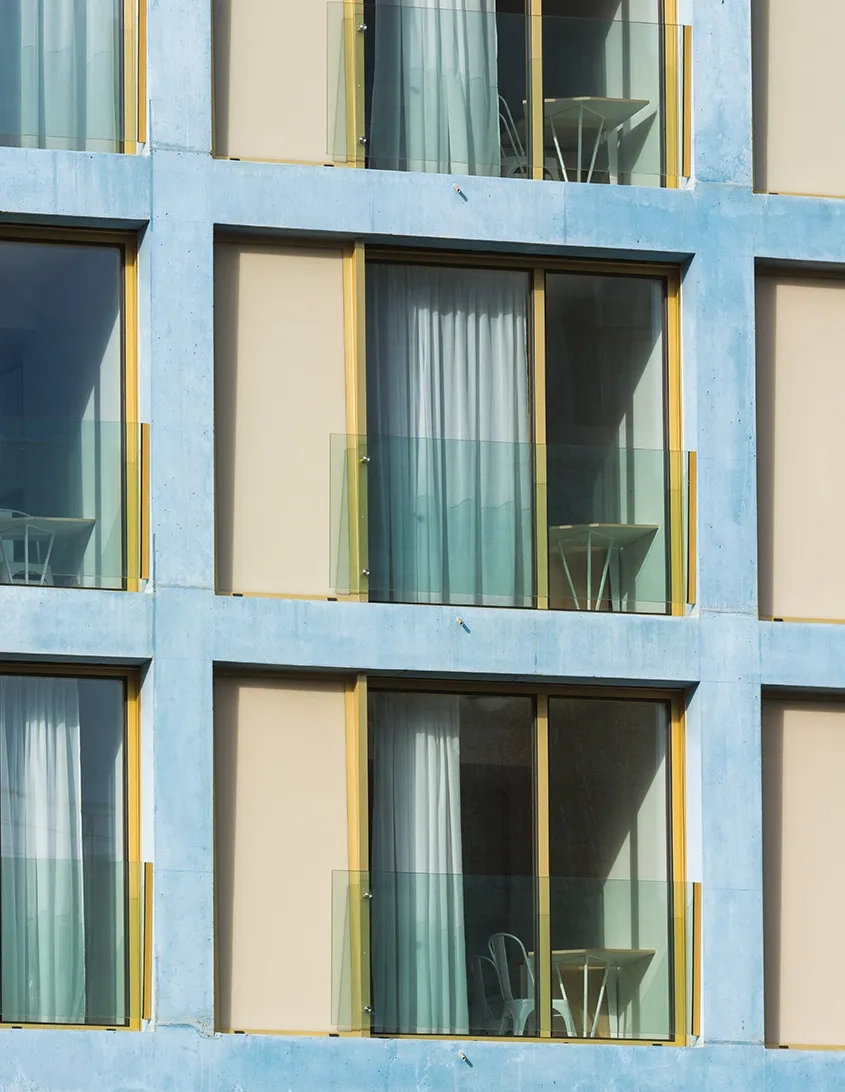 Les baies dessinées par la trame structurelle sont fermées par des pans de verre émaillé et transparents toute hauteur. Les baies dessinées par la trame structurelle sont fermées par des pans de verre émaillé et transparents toute hauteur.