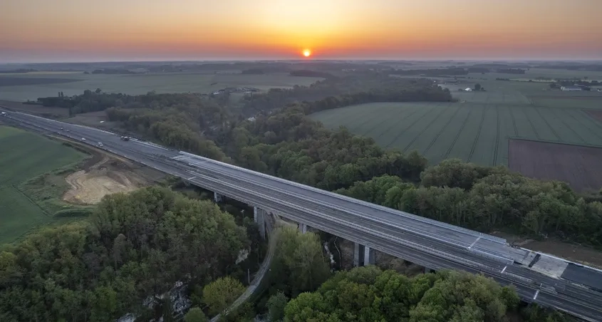 Le viaduc du Courtineau double deux viaducs existants. Il devait respecter leur vocabulaire architectural tout en minimisant son impact sur le milieu naturel.