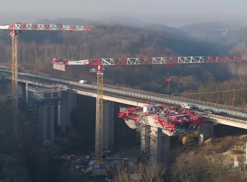 Afin d’éviter tout déséquilibre de la structure, les voussoirs sont construits en encorbellement, symétriquement de part et d’autre de chaque pile.